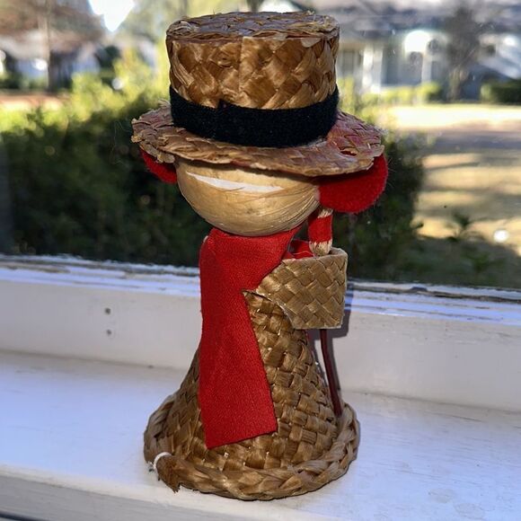 Vintage mid century woven wicker snowman holding a broom with red ear muffs - Picture 4 of 6